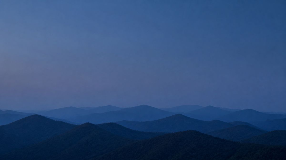 平光的深藍山脈